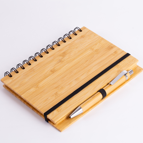 Caderno com capa de bambu