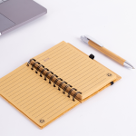 Caderno com capa de bambu e elástico