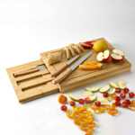 Conjunto Com Tábua E Três Facas