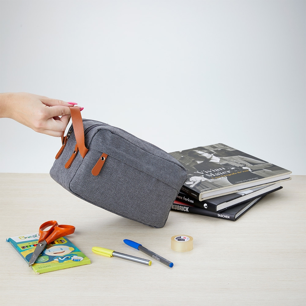 NE8753 Foto 01 Necessaire Em Poliéster Com Detalhes Em Couro Sintético Necessaire Em Poliéster e Couro Sintético